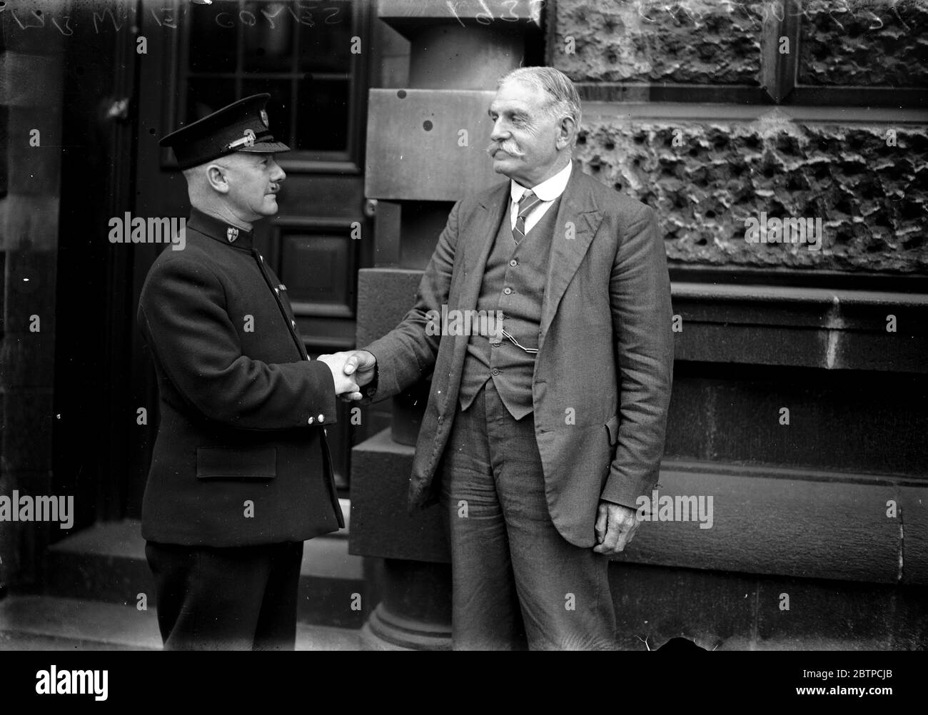 Le bibliothécaire Old Bailey prend sa retraite . Associé à l'Old Bailey pendant 50 ans . Un préposé de Old Bailey souhaitant à M. Cole chance pour sa retraite M. William Edward Coles , qui a 74 ans et est bibliothécaire à Old Bailey depuis 15 ans , Et a été associé à l'Old Bailey depuis près de 50 ans , ayant été précédemment dans la police à l'ancienne session House avant la construction de l'Old Bailey . 17 août 1933 Banque D'Images