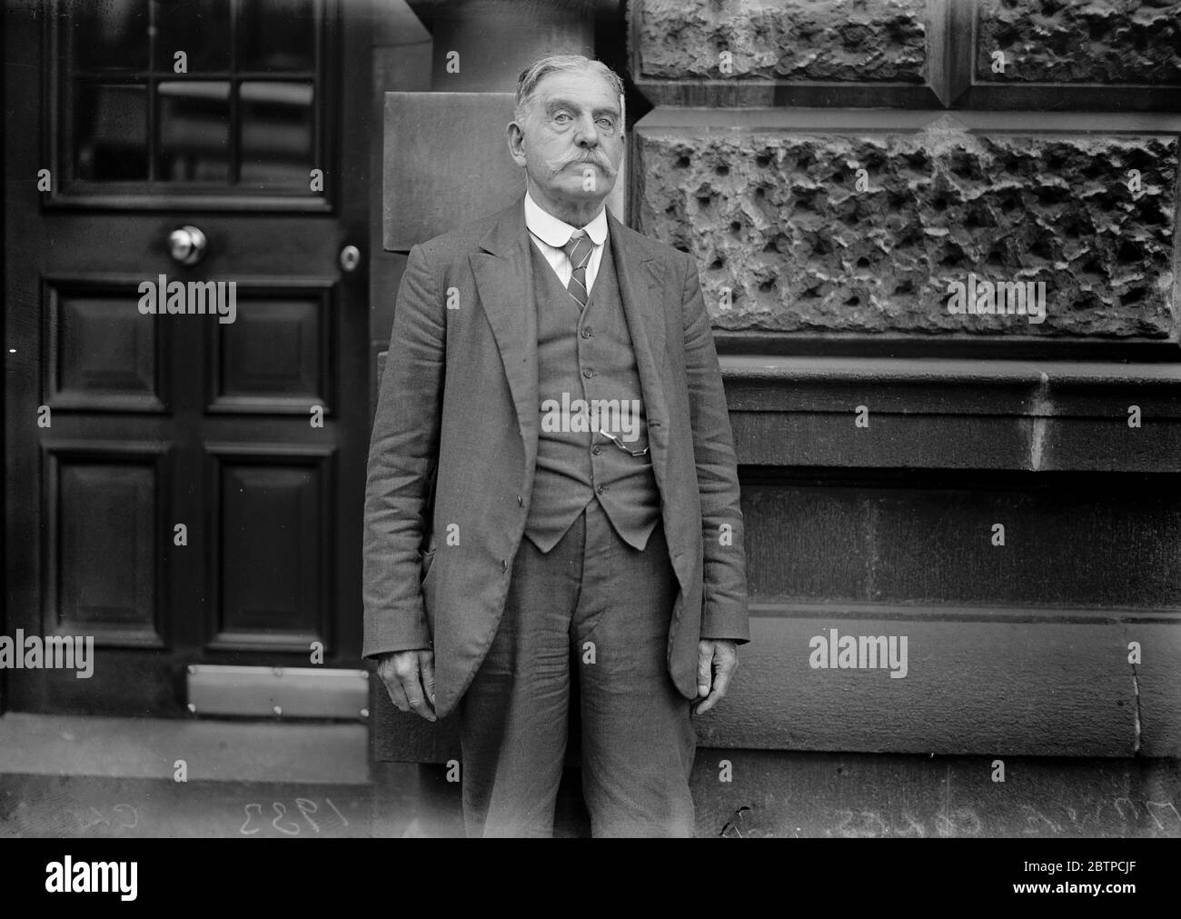Le bibliothécaire Old Bailey prend sa retraite . Associé à l'Old Bailey pendant 50 ans . M. William Edward Coles , qui a 74 ans , prend sa retraite après avoir été bibliothécaire de l'Old Bailey pendant 15 ans , et y est associé depuis près de 50 ans . 17 août 1933 Banque D'Images