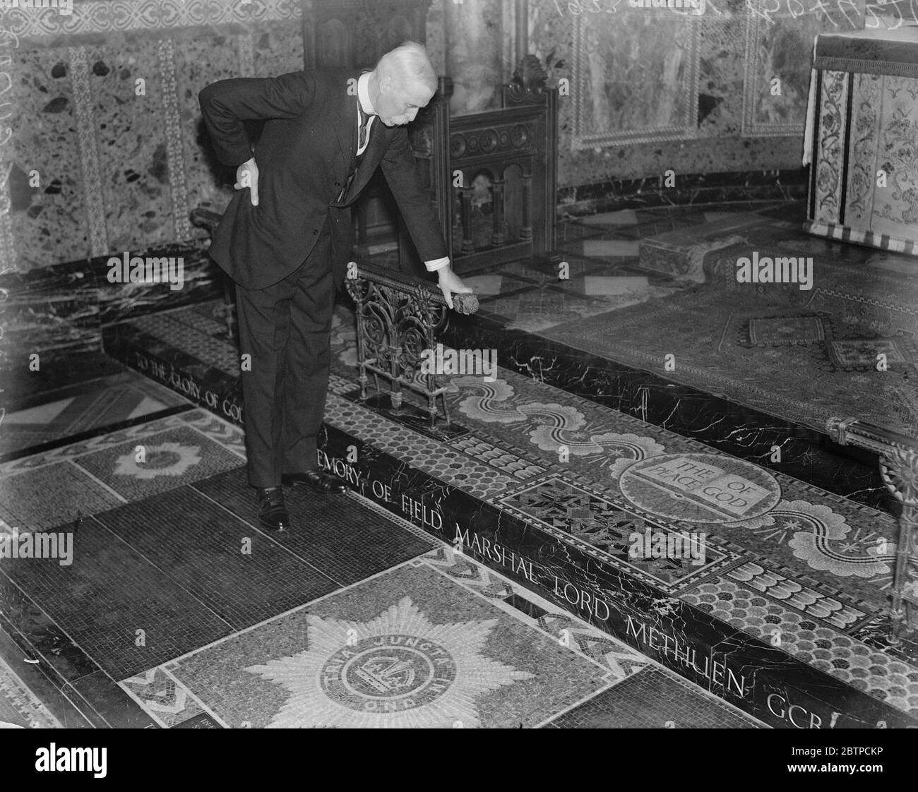 Le mémorial de Methuen . Sir Nevile Wilkinson regardant la mosaïque sanctuaire STEP , à la chapelle des gardes de Wellington Barracks . 18 octobre 1933 Banque D'Images