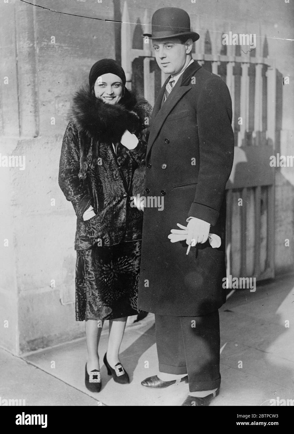 Lors de leur deuxième lune de miel . Mlle Pola Negri et son mari le prince Serge Mdivani quittant l'hôtel Crillon , Paris . 19 décembre 1929 Banque D'Images