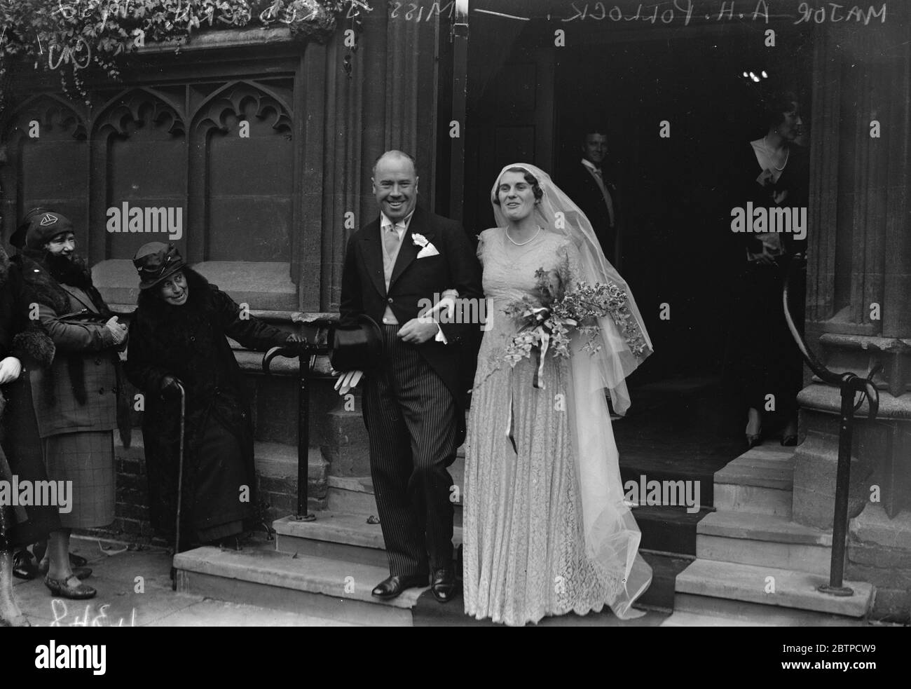 Un mariage militaire . Major A H Pollock et Mlle J Redfern à St John's , croissant Southwark . Mariée et marié . 14 octobre 1932 Banque D'Images