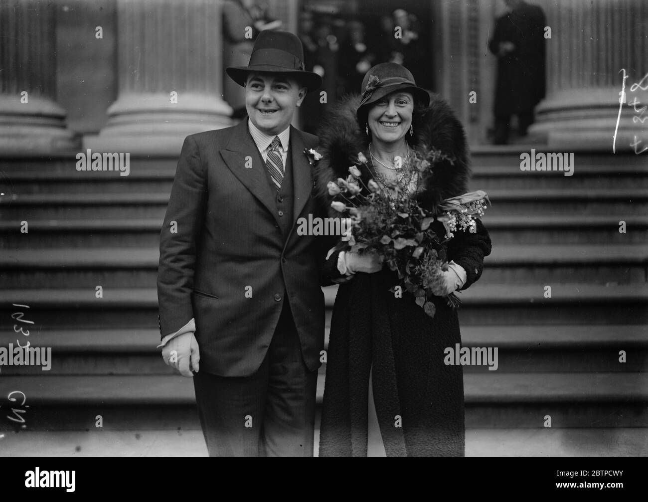 Étape romance . M. le Prince Littler a été marié à Mlle Nora Delany au bureau du registre Marlyebone . 17 novembre 1932 Banque D'Images