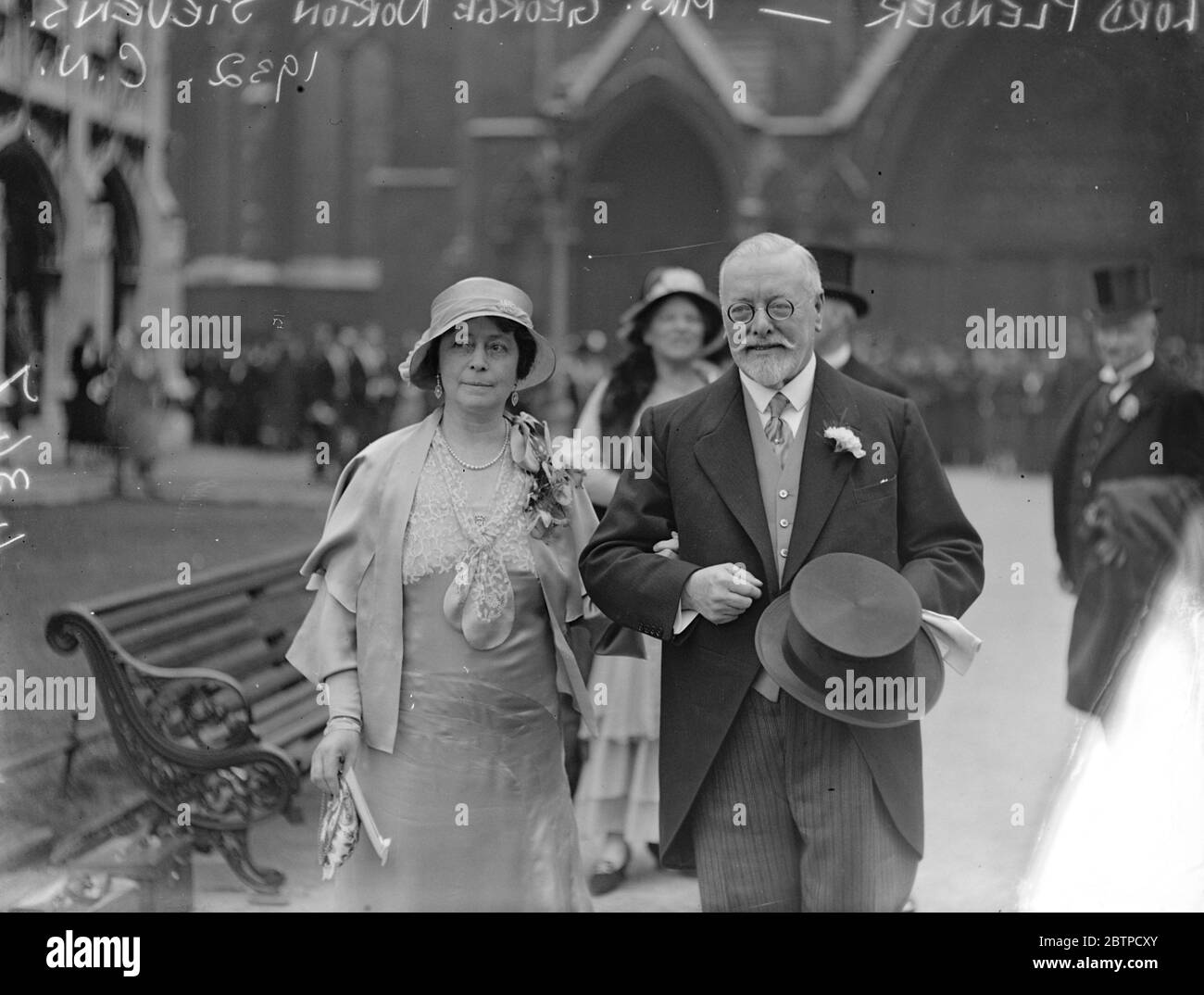 Lord Plender marié . Le mariage de Lord Plender et de Mme George Norton Stevens à St Margaret's , Westminster . Seigneur Plender est 71 . La mariée et le marié quittant l'église . 27 avril 1932 Banque D'Images Lord Plender marié . Le mariage de Lord Plender et de Mme George Norton Stevens à St Margaret's , Westminster . Seigneur Plender est 71 . La mariée et le marié quittant l'église . 27 avril 1932 Banque D'Images