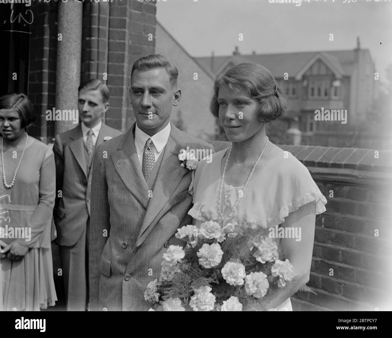 Femme célèbre athlète Weds . Beaucoup de personnalités sportives bien connues étaient présentes au mariage de Miss Florence Birchough , membre bien connu du Club Polytechnique et de M. Jack Millichap qui est également membre des célèbres Pollies . La cérémonie a eu lieu au bureau de la caisse de St Mary , Ealing . La mariée et le marié . 20 août 1932 Banque D'Images