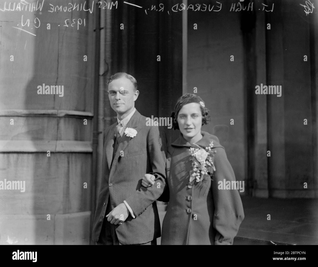 Un mariage naval de Chelsea . Le mariage de Lt Hugh Everard , RN , et de Mlle Winsomy Whittall , à l' église paroissiale de Chelsea . 1er octobre 1932 Banque D'Images
