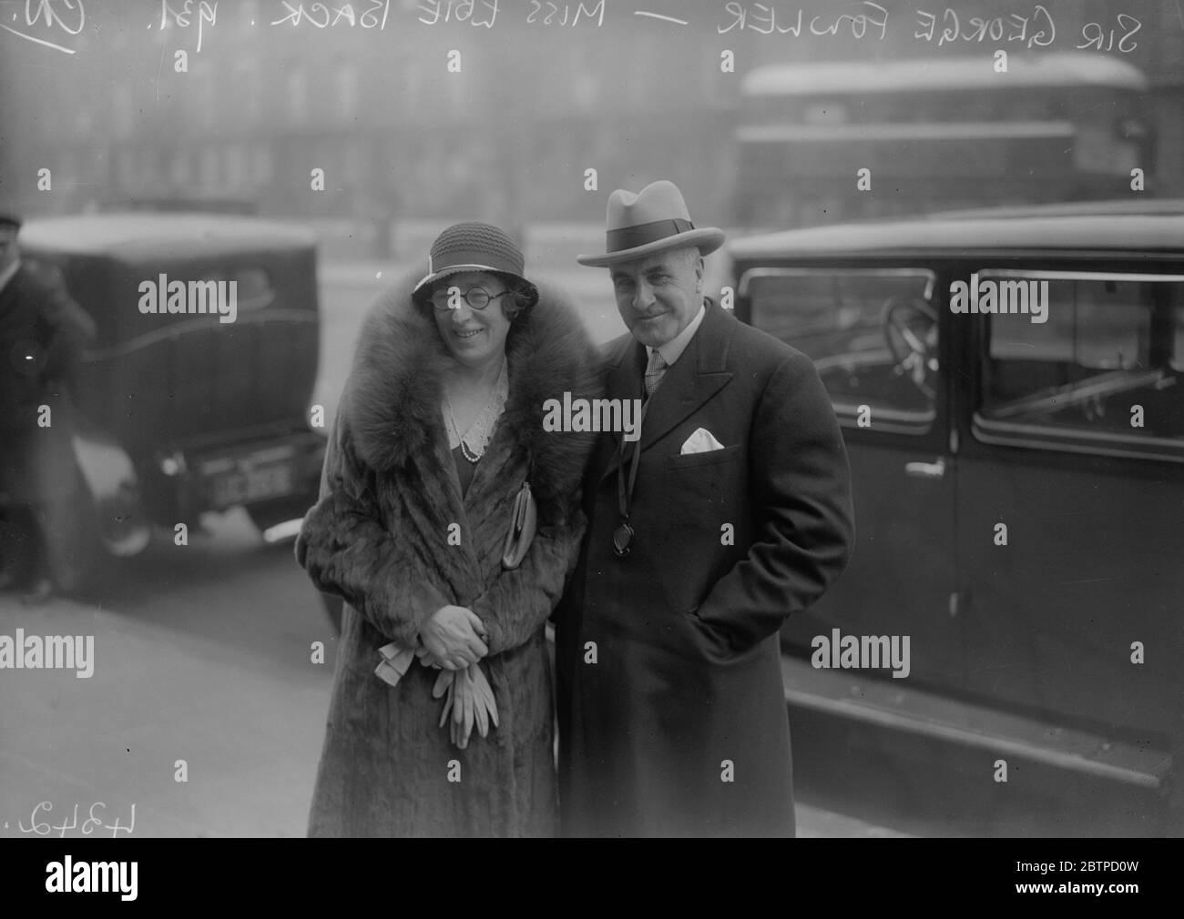 Sir G Fowler Weds . Le mariage au bureau d'inscription de Marylebone entre Sir George Fowler et Mlle Ebie Back . La mariée et le marié . 29 octobre 1931 Banque D'Images