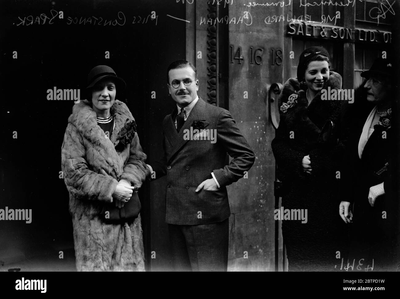 Romance théâtrale . M. Edward Chapman a été marié à Miss Constance Spark au bureau d'enregistrement de Holborn . La mariée et le marié . 7 novembre 1931 Banque D'Images
