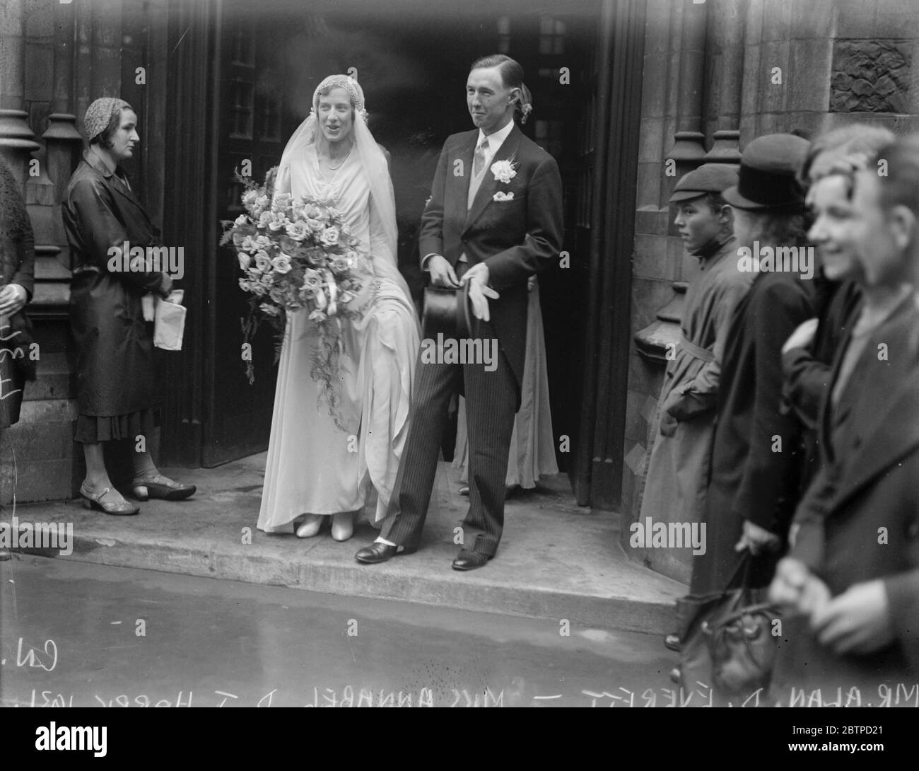 Mariage du médecin . La brochette de mariage M. Alan D Everett et Mlle Annabel D J Harris à St Batholomew ' s. La mariée et le marié . 5 septembre 1931 Banque D'Images
