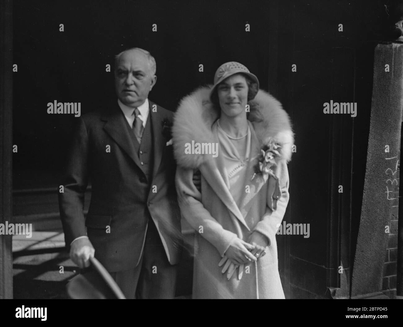 Course romantique . M. F O Bezner , a été marié à Mlle Muriel Nightingall  au bureau du Registre des rangées du Prince . 30 mars 1933 Photo Stock -  Alamy