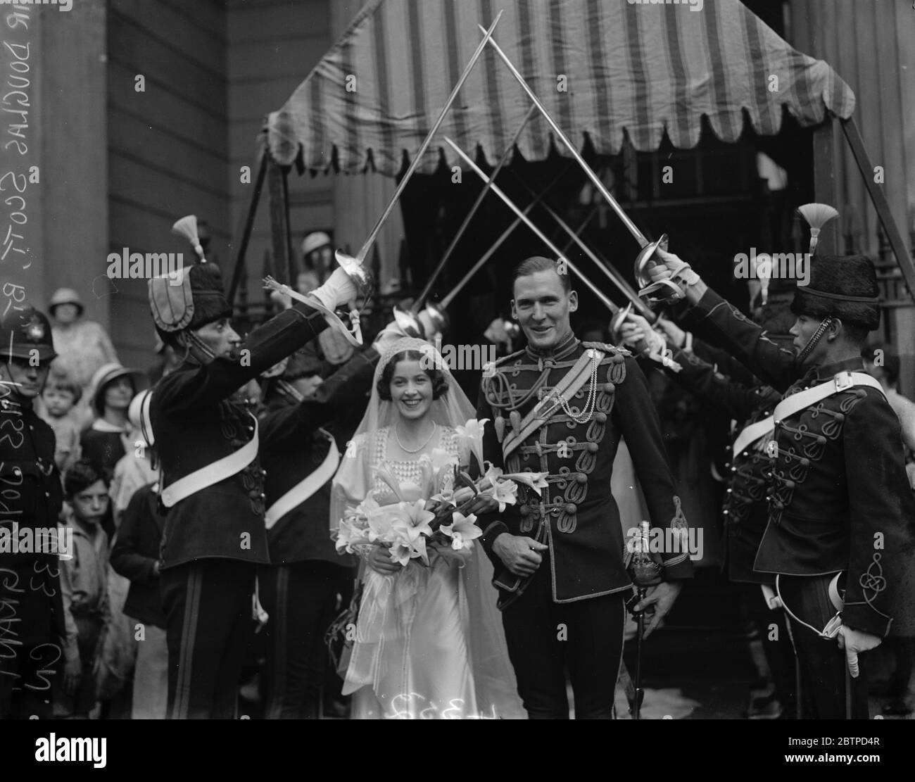 Sir Douglas Scott Weds . Le mariage entre Sir Douglas Scott , les trois Rois Own Hussars , et Mlle Joyce Grant , a eu lieu à St Marc , rue Audley Nord . La mariée et l'époux laissant sous une garde d'honneur des épées . 22 juillet 1933 Banque D'Images