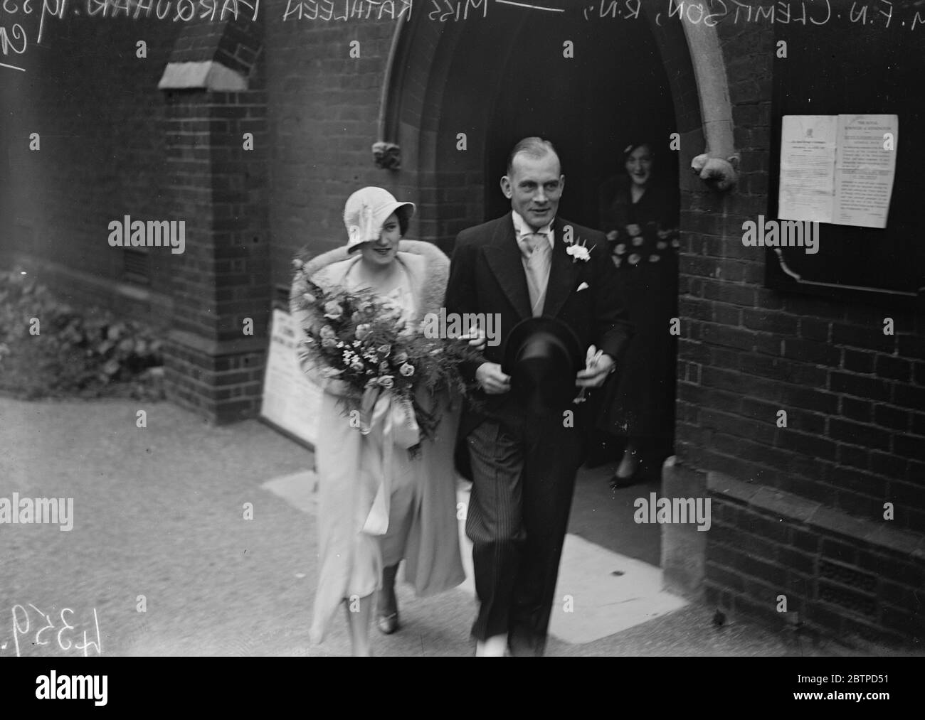 Weds de commandant naval . Le mariage du commandant F N Clemitson , RN , et de Mlle Kathleen Farquhar , à l' église St Matthias , place de la Cour du comte . Mariée et marié . 21 octobre 1933 Banque D'Images