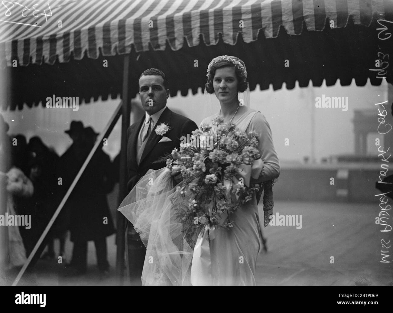 Un mariage royal écossais . Le mariage de Wm Stillman Ritchie , Royal Scots Fusiliers , et de Mlle Audrey Louise Cory , à l'église notre-Dame des victoires , Kensington . 10 janvier 1933 Banque D'Images