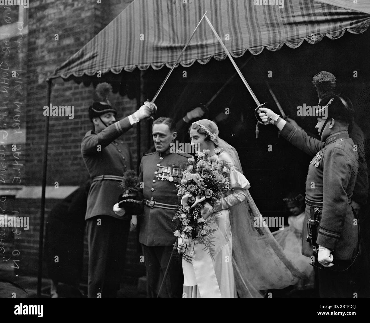 Mariage de la Force aérienne . Le mariage du chef de l'escadron John W B Grigson DSO , DFC , Royal Air Force et Mlle Mary Sayle à Holy Trinity , Brompton . 8 février 1933 Banque D'Images