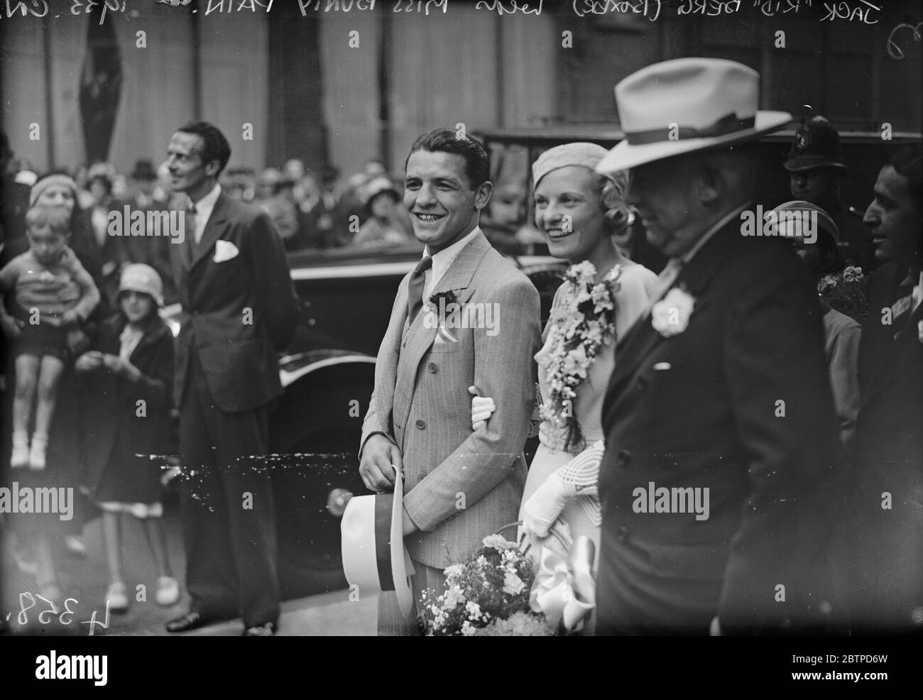 Le roi Berg marié . Jack Kid Berg , le célèbre boxeur , et Miss Bunty pain , une des jeunes dames de M. Cochran dans le Trocadéro Cabaret ont été mariées à Prince's Row , bureau d'enregistrement . M. Cochran a donné la mariée . La mariée et le marié partant . 11 août 1933 Banque D'Images
