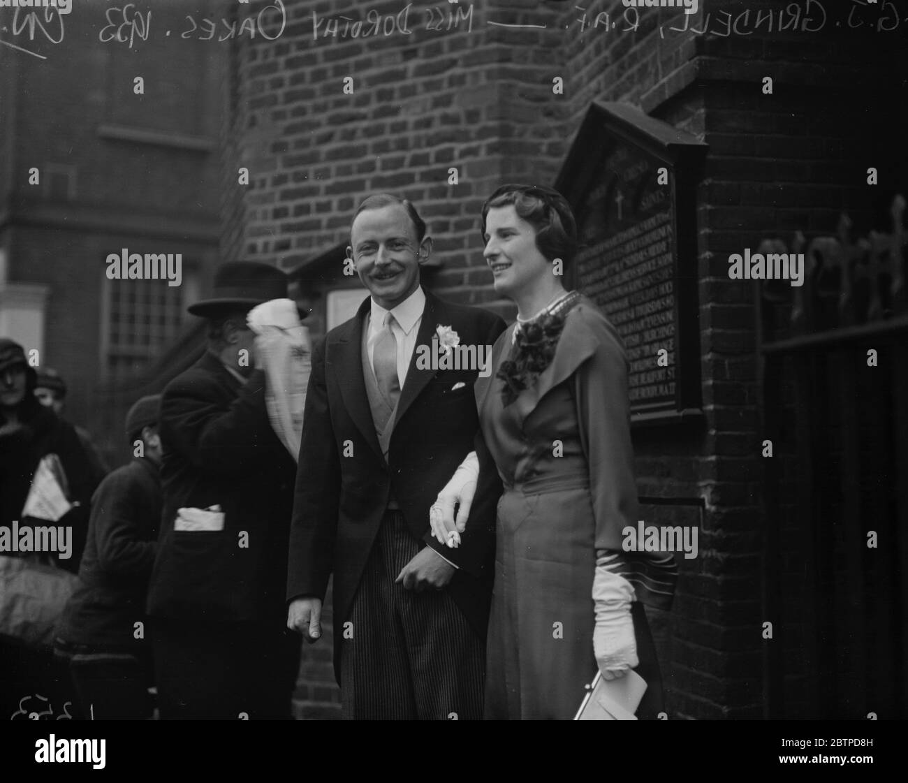 L’officier de la Force aérienne se déversche . M. G J Grindell R A F et Mlle Dorothy Oakes à la vieille église de Clesea . 9 décembre 1933 Banque D'Images