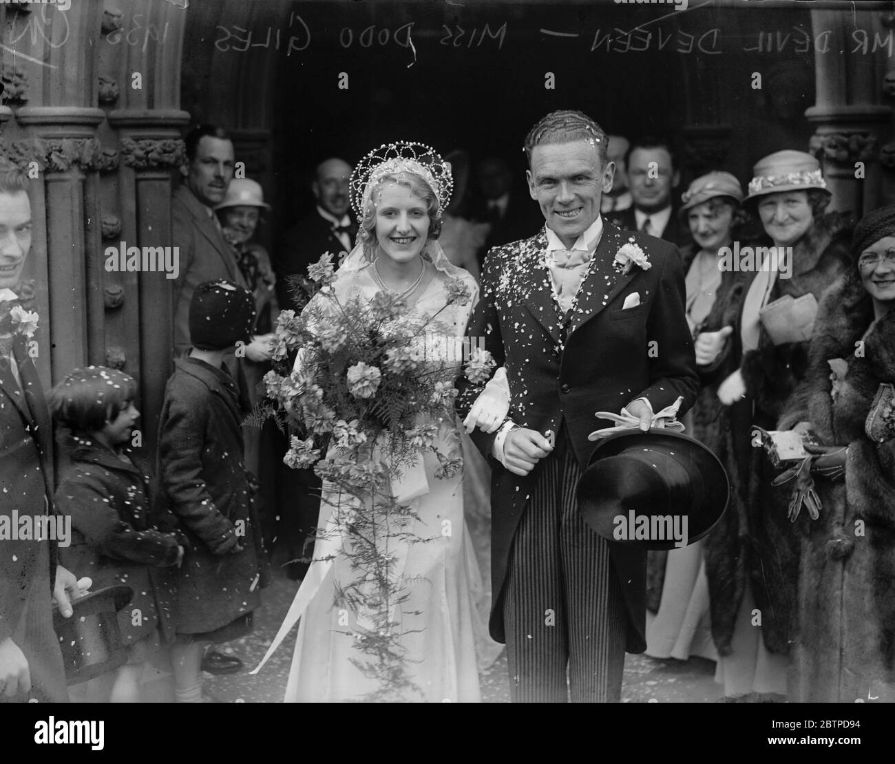 Illusionniste bien connu marié . Le mariage à l'église de la Toussaint , Brixton Hill , entre M. Devil Deveen et Mlle Dodo Giles . 19 avril 1933 Banque D'Images