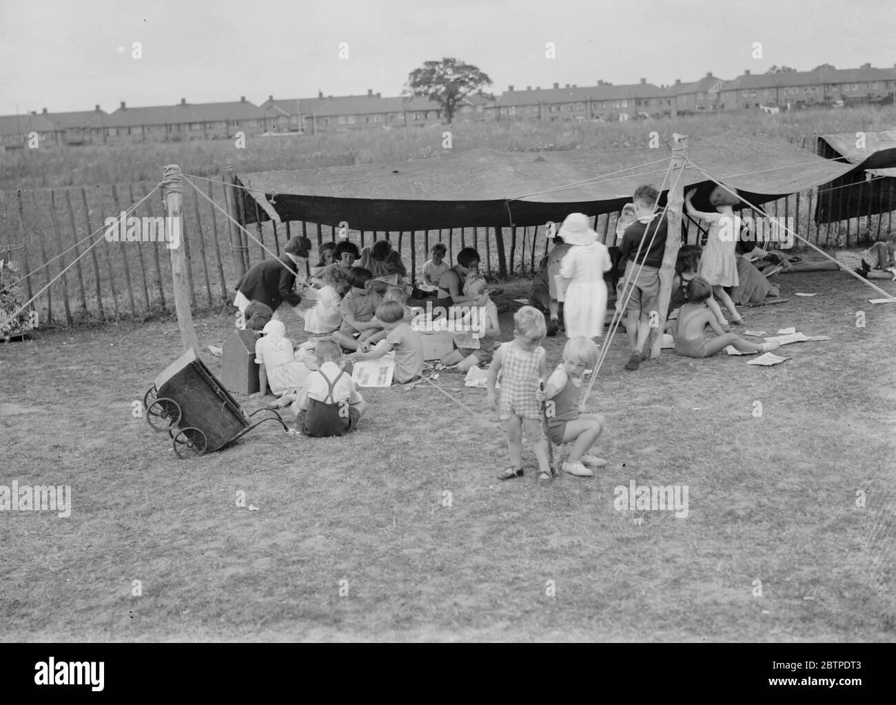 Enfants lisant des bandes dessinées . 1937 Banque D'Images