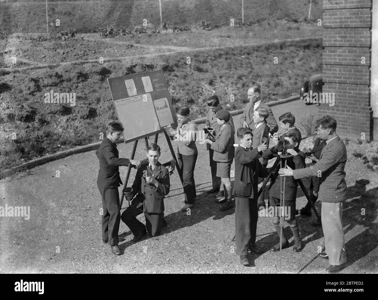 Les garçons d'école effectuent des tests météorologiques 1935 . Banque D'Images