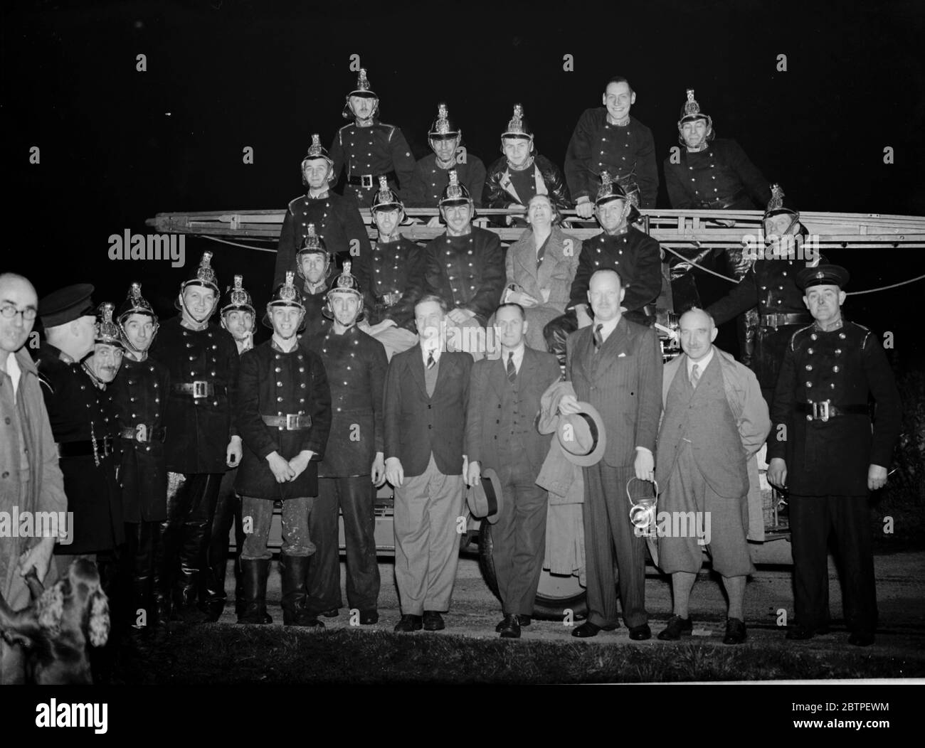 Feu du château de Lullingstone . Une fausse alarme . L'équipe de feu se tiennent pour leur photo . 1937 Banque D'Images