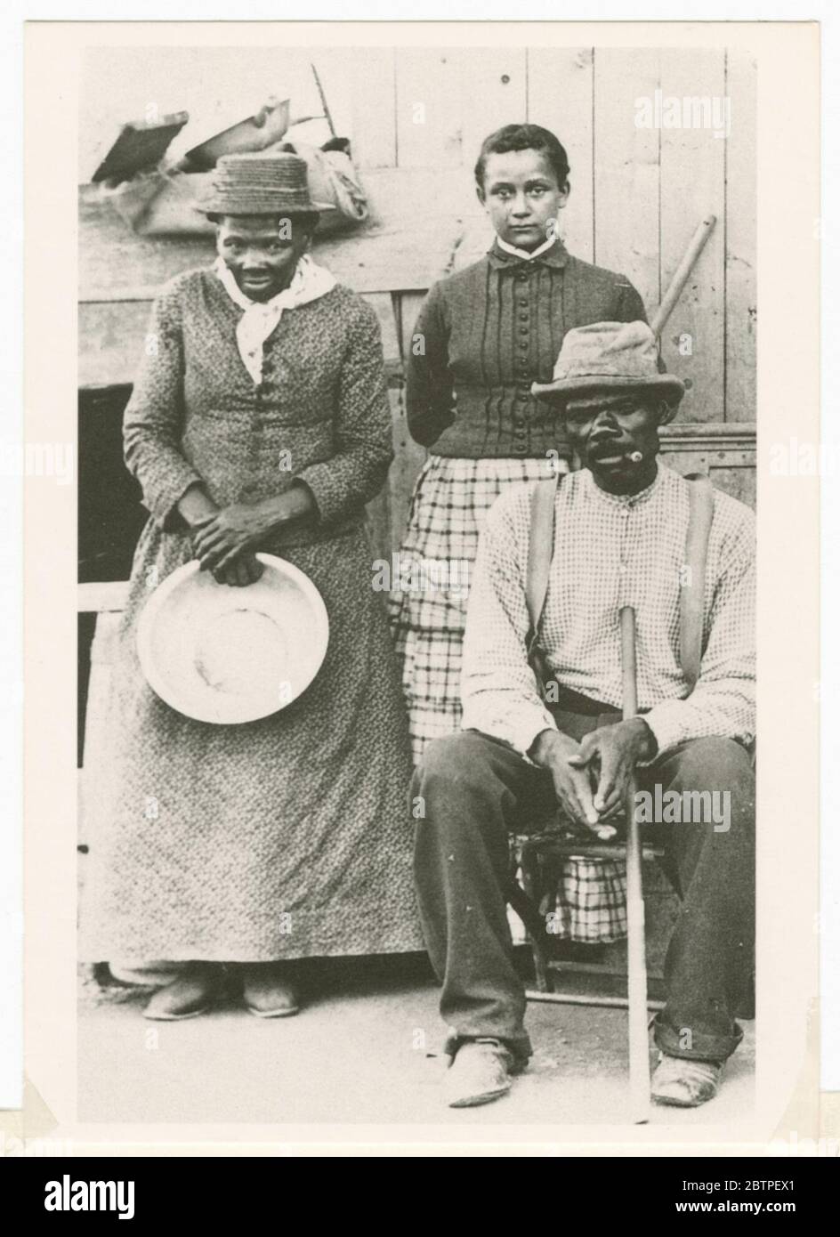 Carte postale de Harriet Tubman Nelson Davis et de sa fille Gertie. Carte postale noir et blanc avec une photo de Harriet Tubman, de son mari Nelson Davis et de leur fille adoptive Gertie. Tubman se tient à gauche, tenant une casserole ronde. La carte postale a été envoyée à Mariline Wilkins à Philadelphie, en Pennsylvanie, de Sedalia gaines, en 1992. Banque D'Images