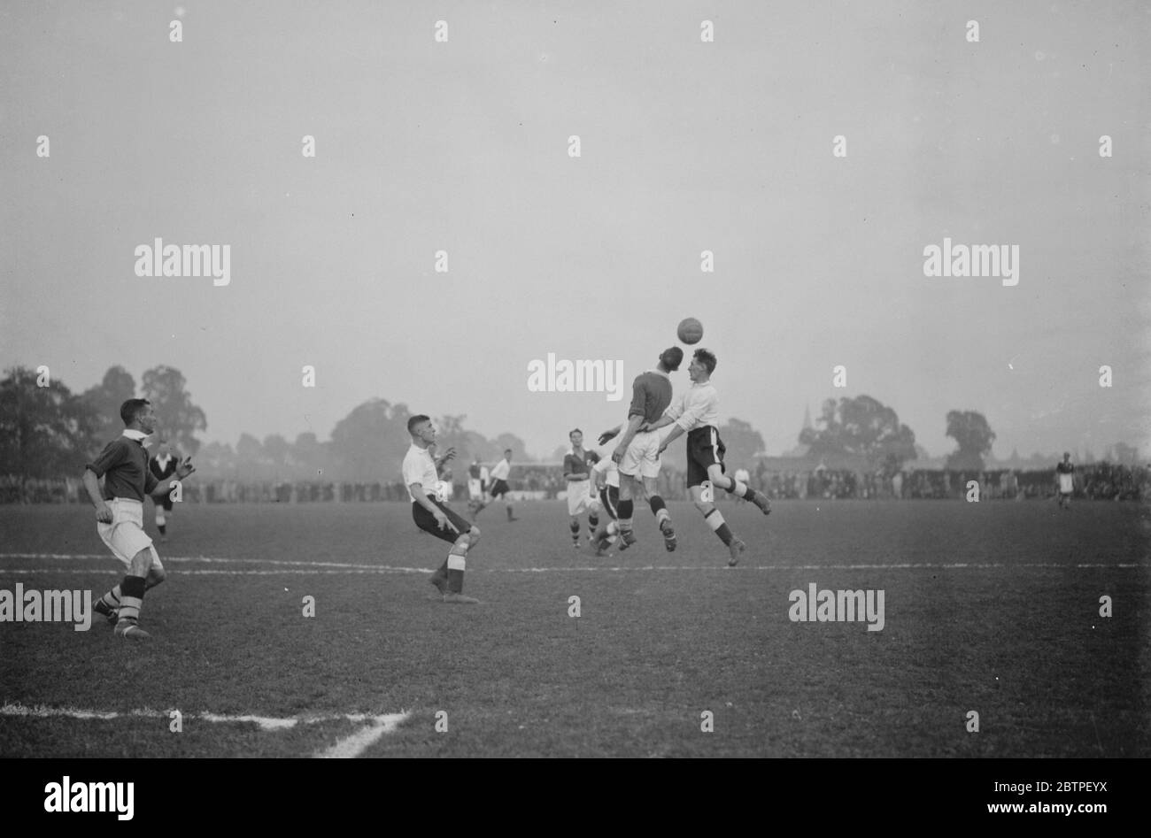 Match de football ; Bromley contre London Paper Mills - FA Cup - 16/10/37 16 octobre 1937 Banque D'Images