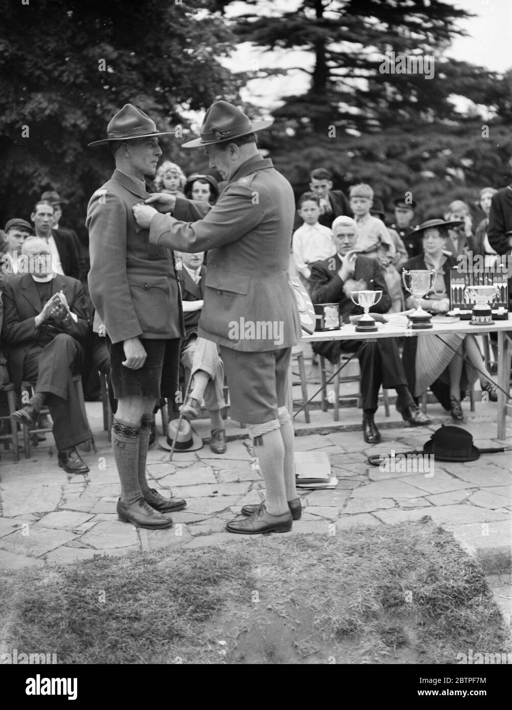 Les Scouts sportifs à Sidcup . Présentation au capitaine F C Mills . 1938 Banque D'Images