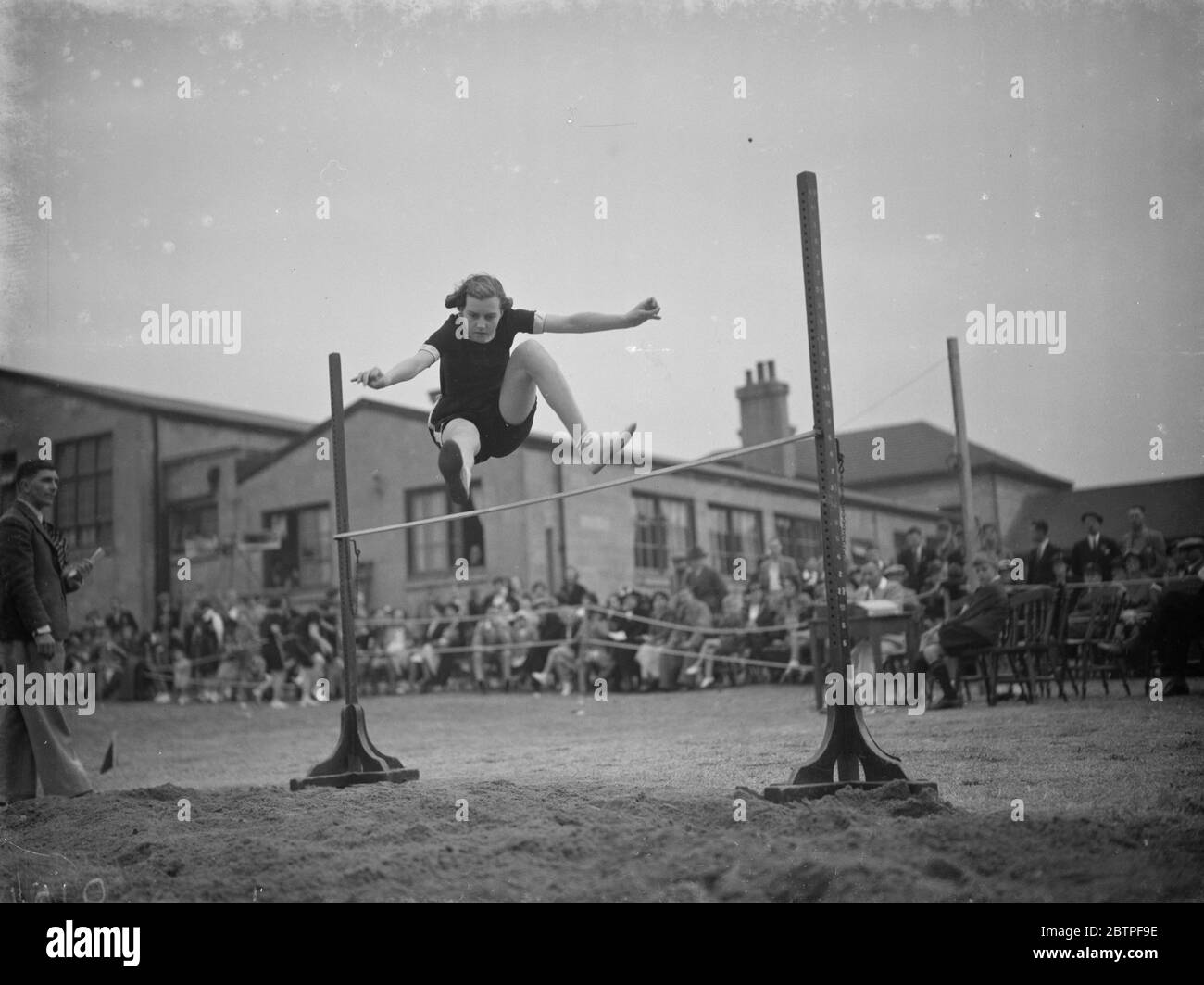 Sport à l'école Swanscombe . Le saut haut . 1938 Banque D'Images