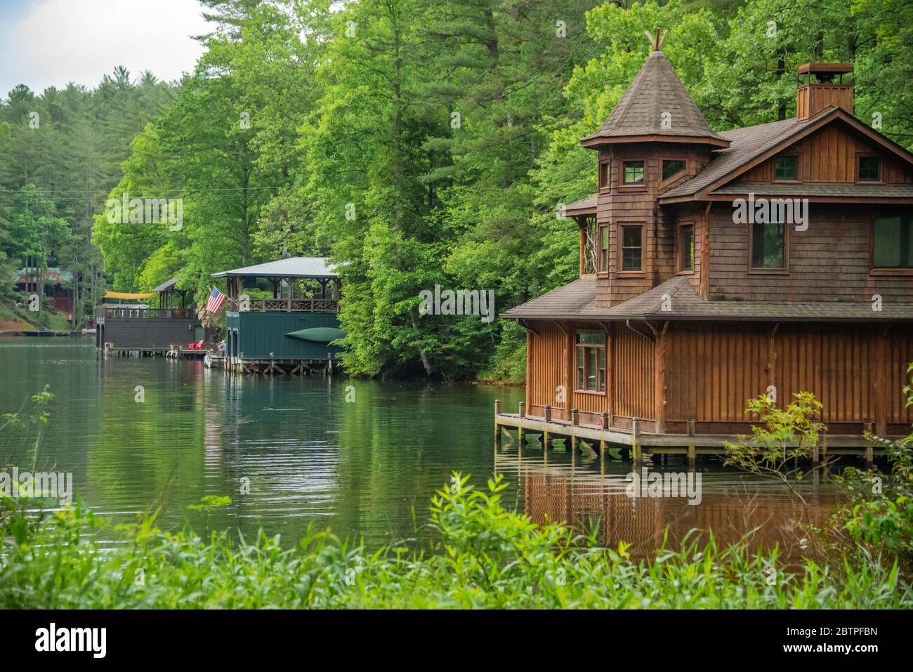Vue panoramique sur les serres le long du rivage du lac Rabun dans les montagnes Blue Ridge à Lakemont, Géorgie. (ÉTATS-UNIS) Banque D'Images