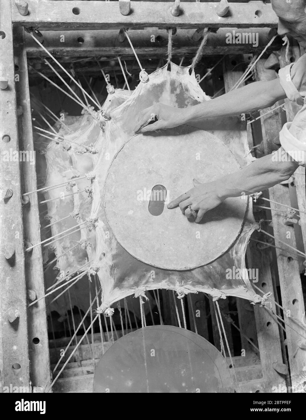 Série Vellum Works . Un travailleur se coupant d'un modèle . 1935 Banque D'Images