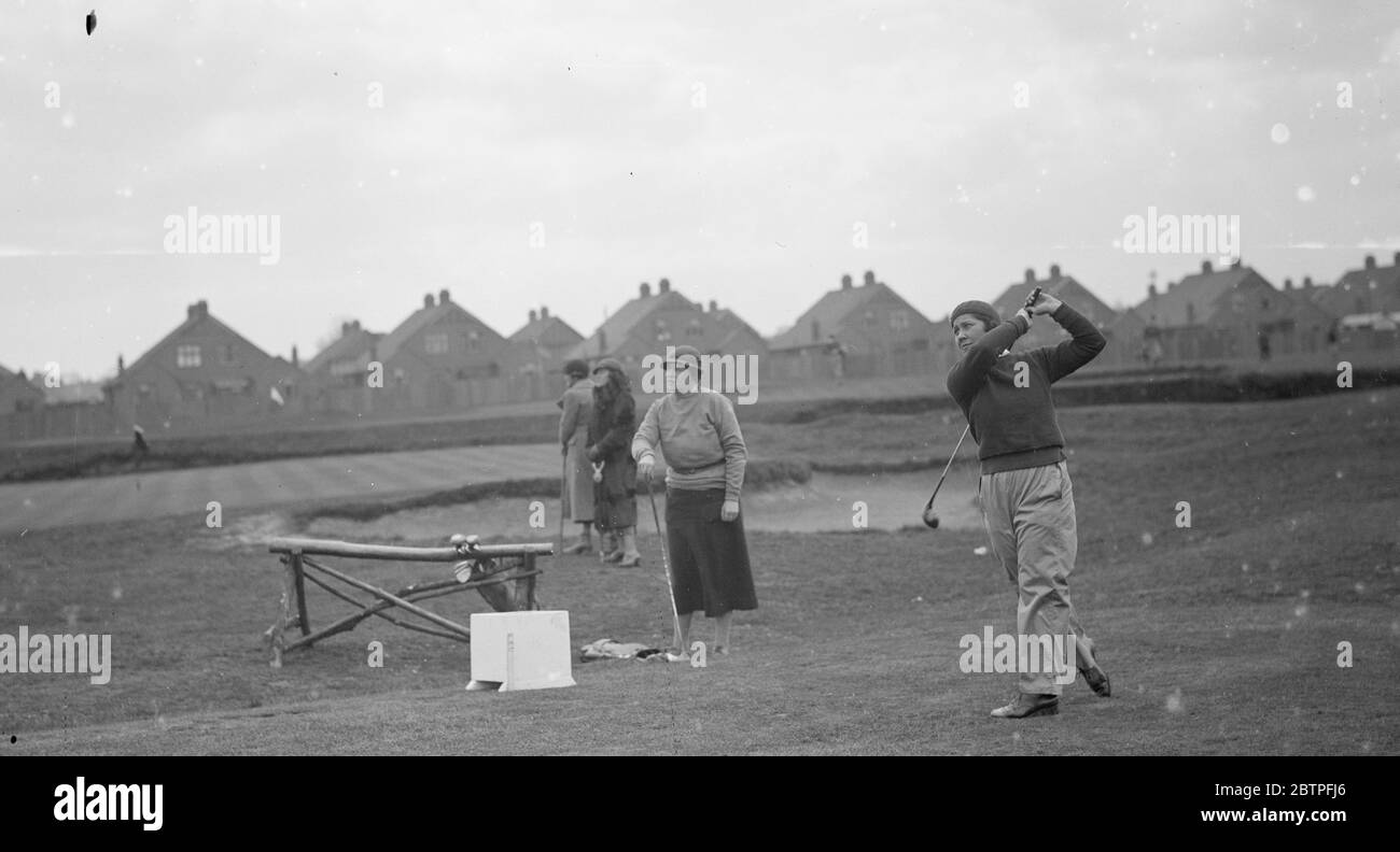 Wanda Morgan jouant au golf . 1936. Banque D'Images