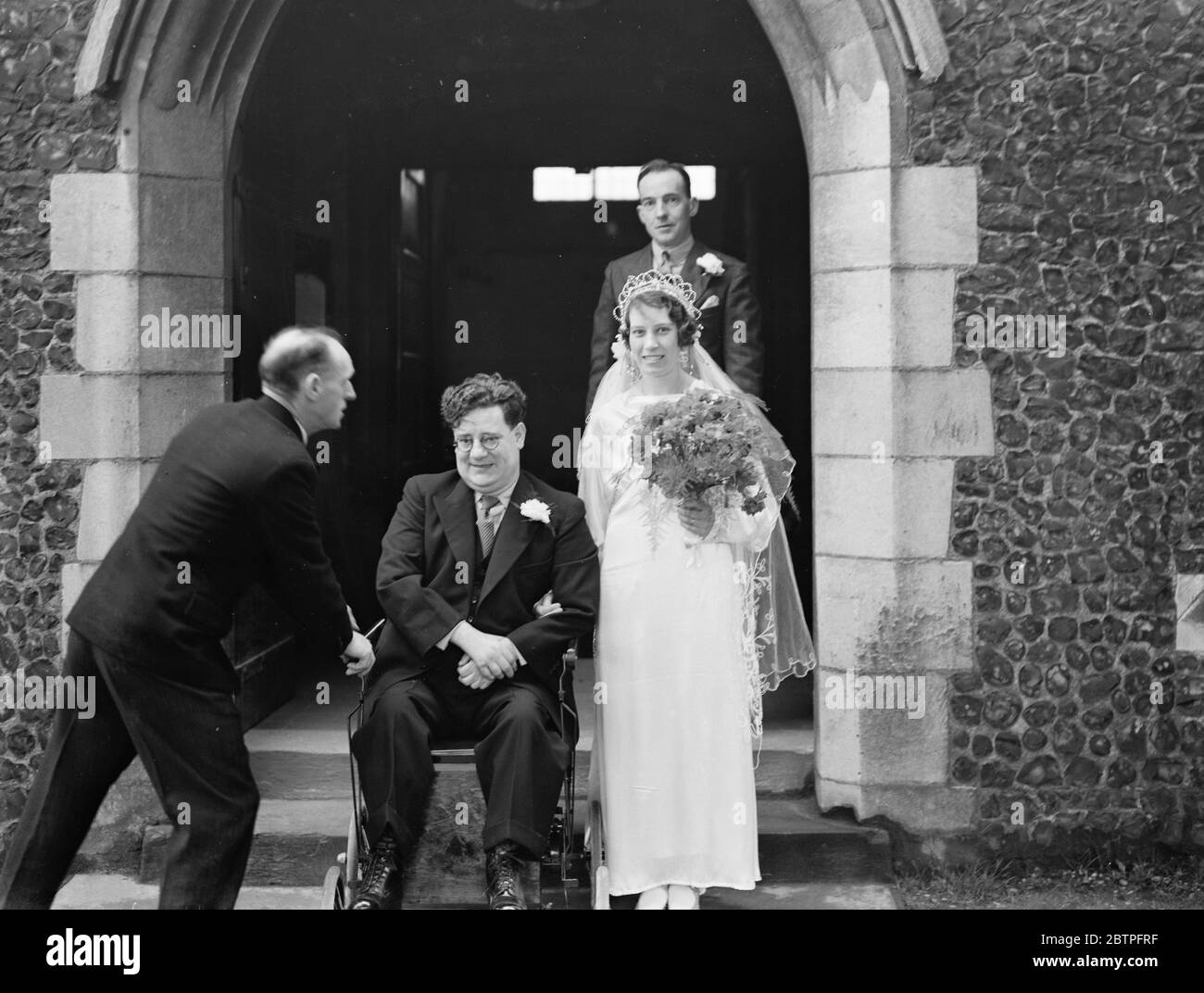 Simmons et mariage de bois . La mariée avec le marié qui est dans une chaise de bain . 1937 Banque D'Images