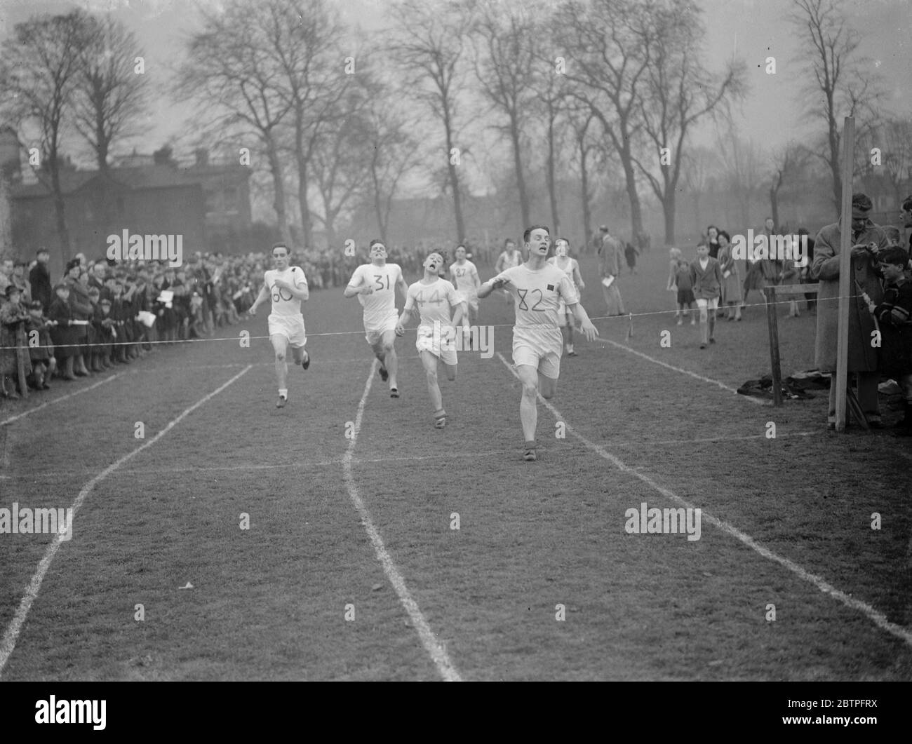 Sports à Eltham College . La ligne d'arrivée est M H Payn , E B Jones et Teichman . 1939 Banque D'Images