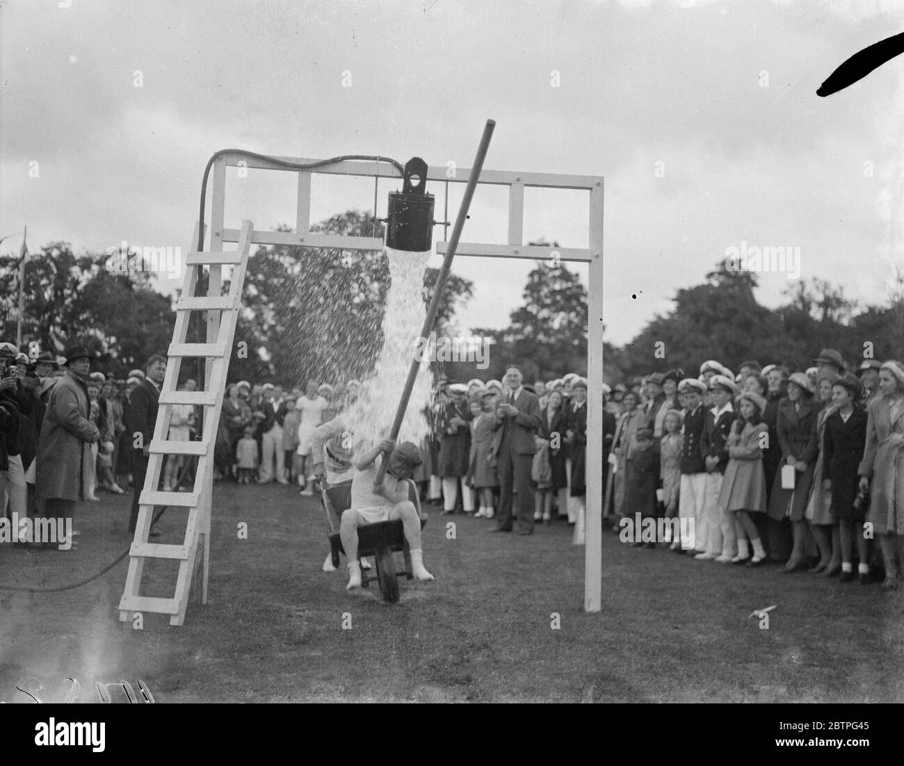 HMS Worcester sports . Les cadets du navire d'entraînement HMS Worcester , qui fait partie du Thames Nautical Training College de Greenhithe , Kent , inclinant le seau . 1939 Banque D'Images