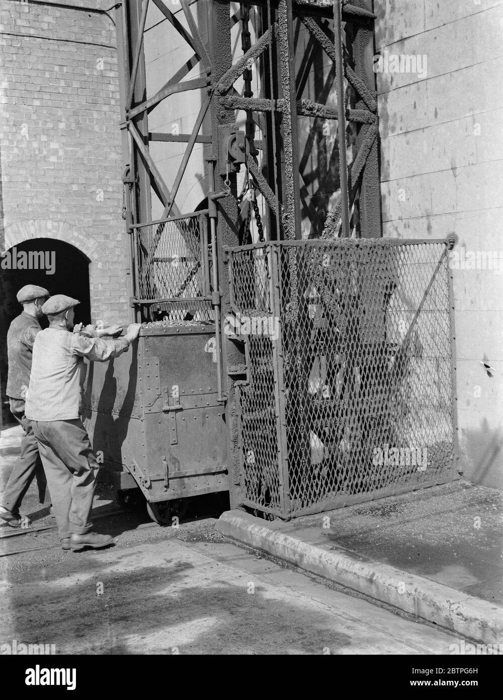Gravesend Gasworks dans le Kent . Chargement du charbon gazeux dans les remtorts . 1939 Banque D'Images