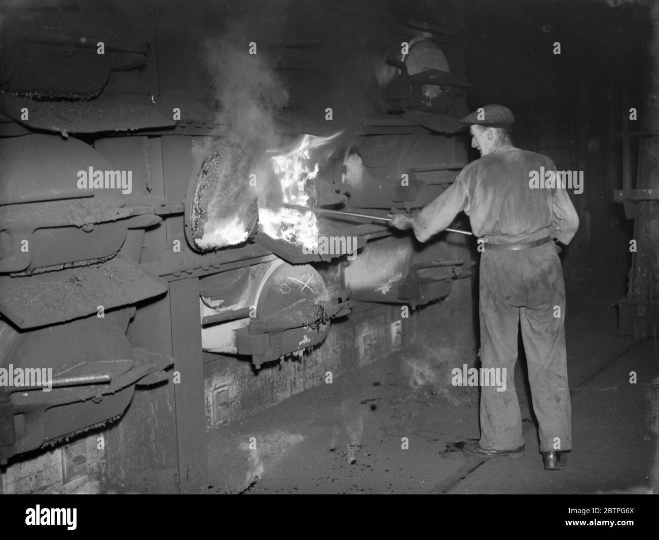 Gravesend Gasworks dans le Kent . Chargement du charbon gazeux dans les remtorts . 1939 Banque D'Images