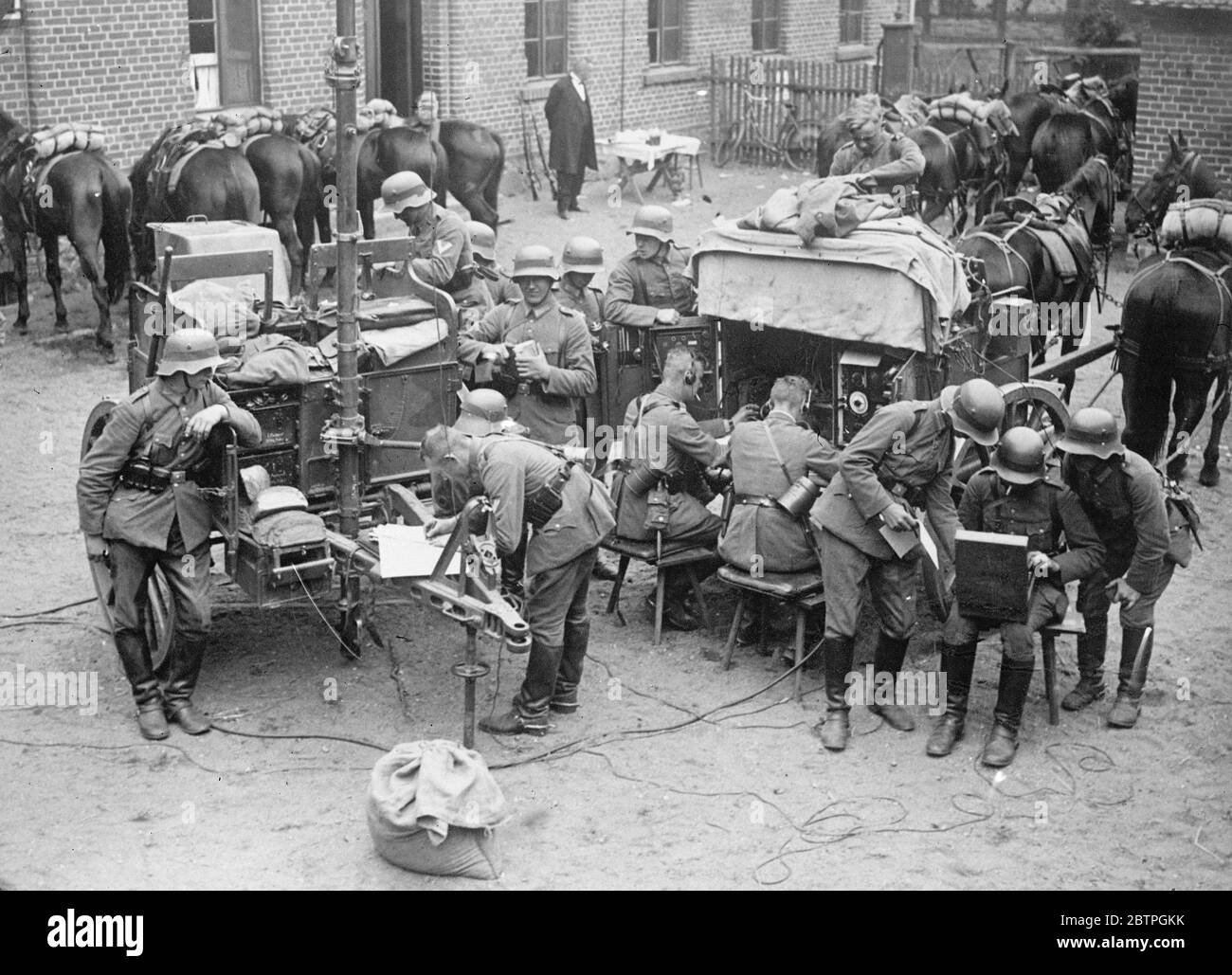 Armée allemande sur les manoeuvres . Une station de campagne du signal corps à l'œuvre dans l'armée allemande manœuvres d'automne sur la frontière orientale allemande . Le président von Hindenburg est présent aux manoeuvres . 23 septembre 1932 Banque D'Images