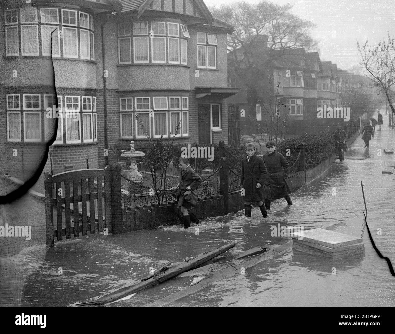 Inondations à Harrow . La forte pluie qui s'est déversée tout au long de la journée a causé des inondations dans de nombreuses parties de Londres. Une rue inondée à Kenton , Middlesex , après le débordement du ruisseau Wealdstone . 9 mai 1932 Banque D'Images