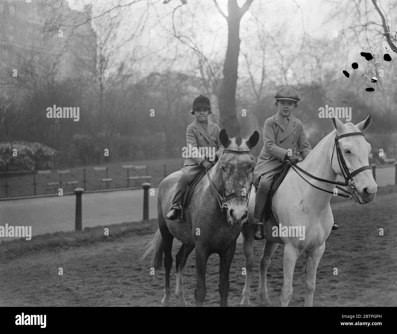 Vu dans la rangée . John et Anne Richmond , fils et fille de Sir Frederick Richmond , Bt , circonscription dans The Row , Hyde Park , Londres . 1933 Banque D'Images