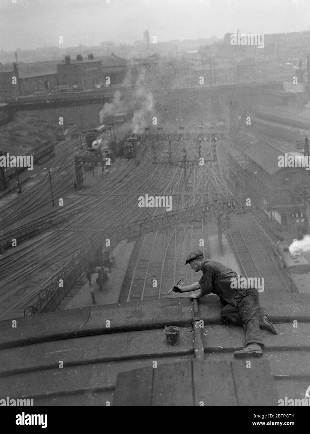 Gare de King's Cross . Nettoyage du toit . 1932 Banque D'Images