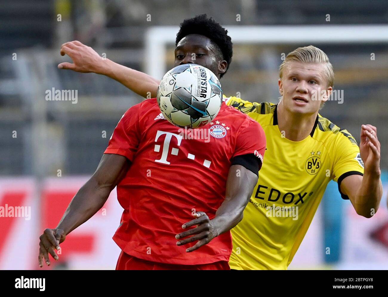 Alphonso Davies, à gauche, et Erling Haaland, à droite, de Dortmund, se sont fait le défi du ballon lors du match de football allemand de la Bundesliga entre Borussia Dortmund et le FC Bayern Munich à Dortmund, en Allemagne. Banque D'Images