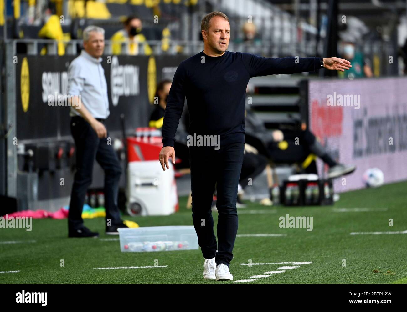 Lucien Favre, entraîneur-chef de Dortmund, à gauche, et Hansi Flick, entraîneur-chef de Munich, assistent au match de football allemand de la Bundesliga entre Borussia Dortmund et le FC Bayern Munich à Dortmund, en Allemagne. Banque D'Images