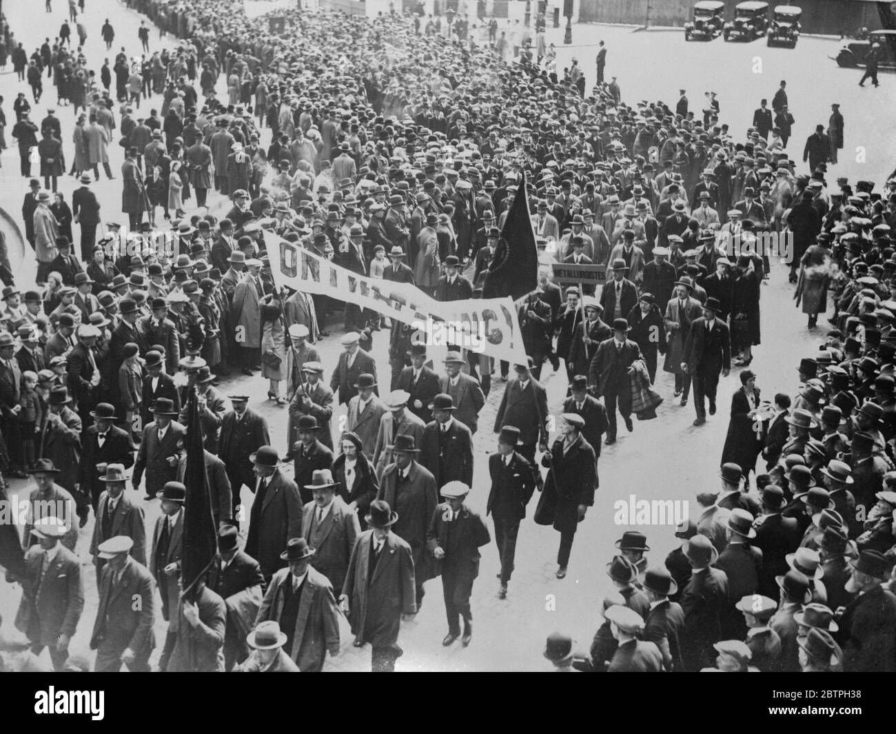 Mai à Bruxelles . Des manifestants défilent dans les rues de Bruxelles lors des manifestations du jour de mai . 2 mai 1932 Banque D'Images