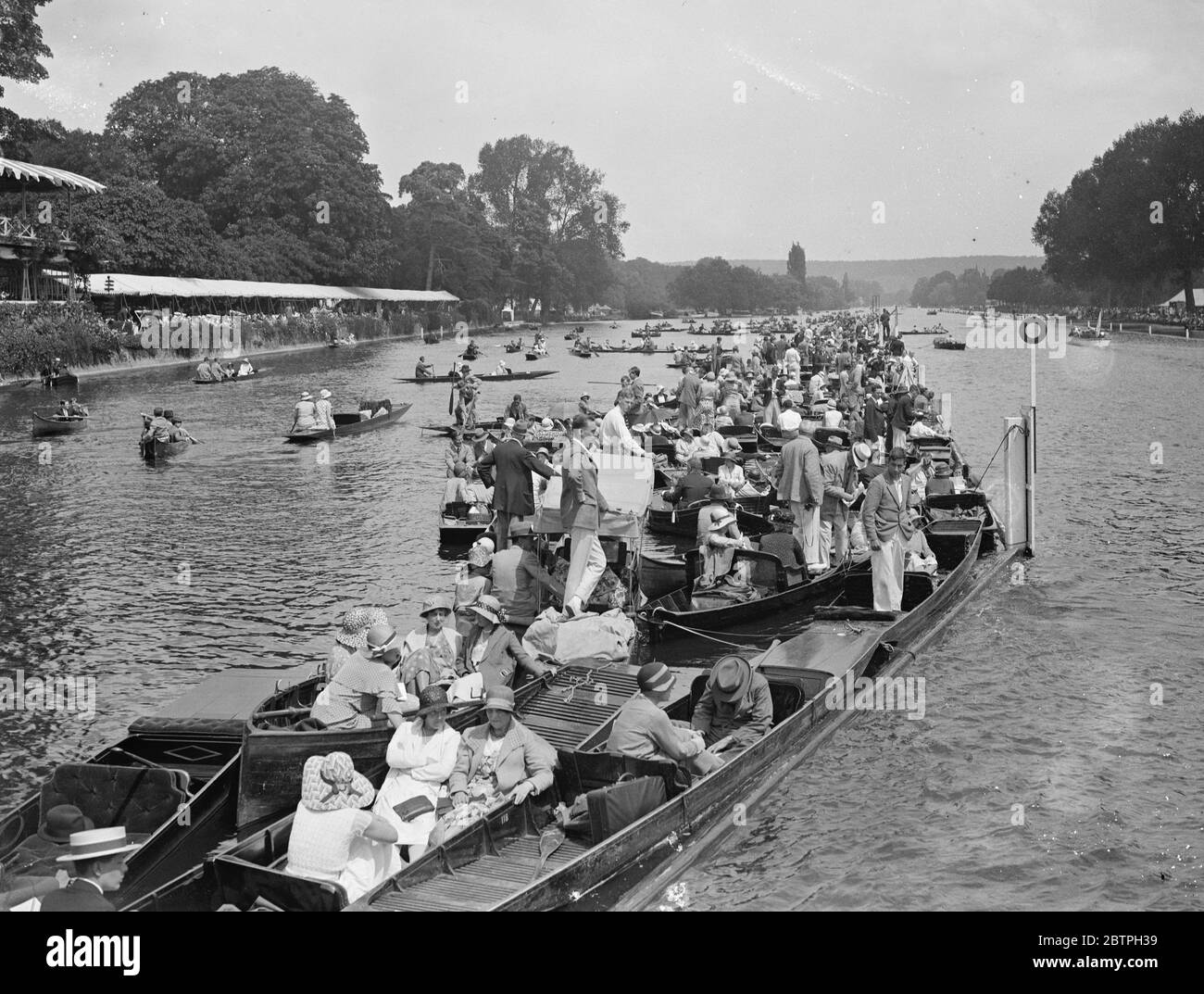 Ouverture de la régate Henley . Henley Regatta , le plus grand festival de rivière de l'année , ouvert sous un soleil éclatant à Henley sur Thames , Oxfordshire . La foule regardant la course de la banque à Henley . 29 juin 1932 Banque D'Images