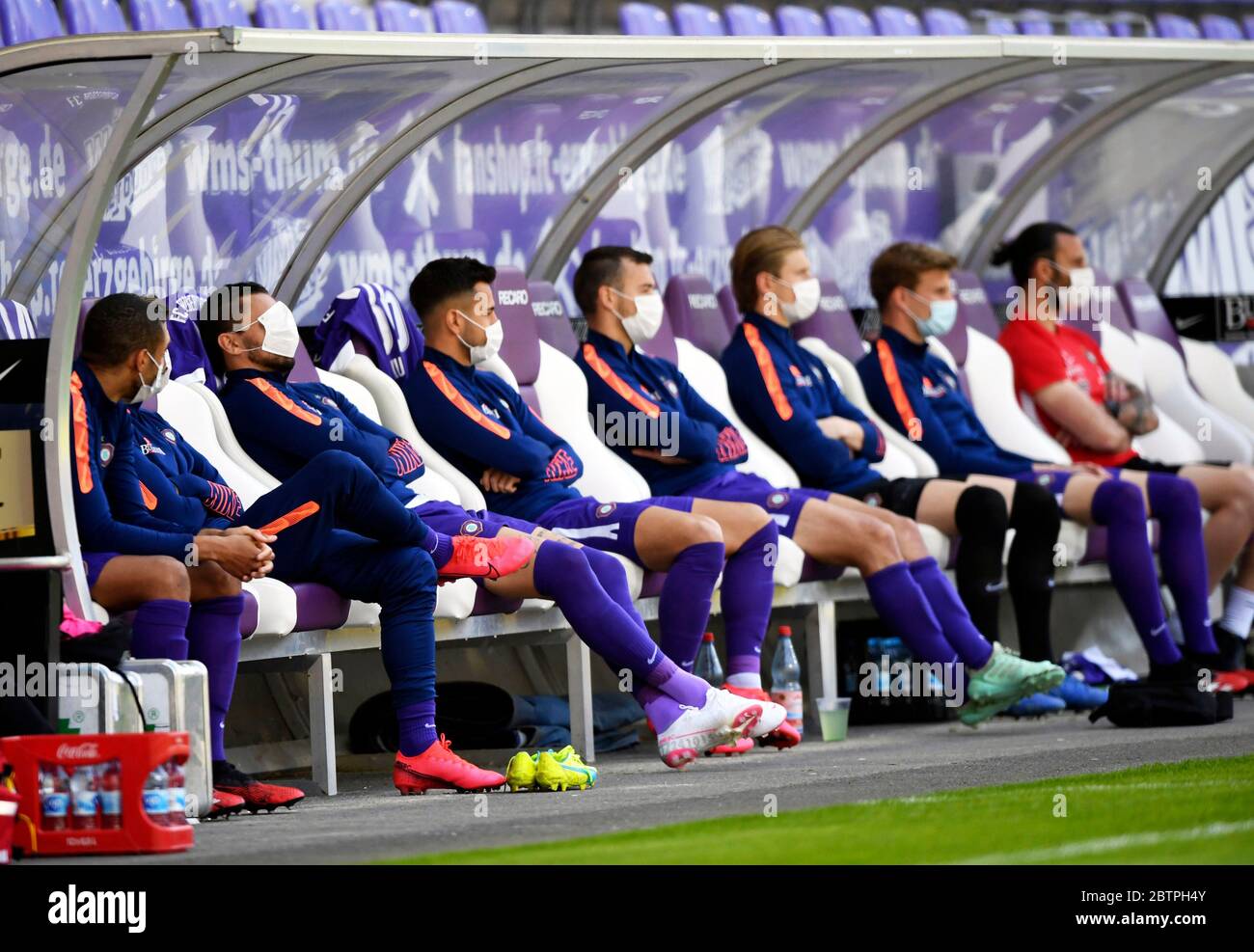 Les joueurs de réserve d'Aue sont assis sur le banc pour observer la distanciation sociale et porter des masques pour se protéger contre le coronavirus, lors du 2ème match de football de Bundesliga entre le FC Erzgebirge Aue et SV Sandhausen, à Aue, en Allemagne, le samedi 16 mai 2020. Le football professionnel a repris après une pause de deux mois en Allemagne avec quatre matchs dans la deuxième division. Banque D'Images