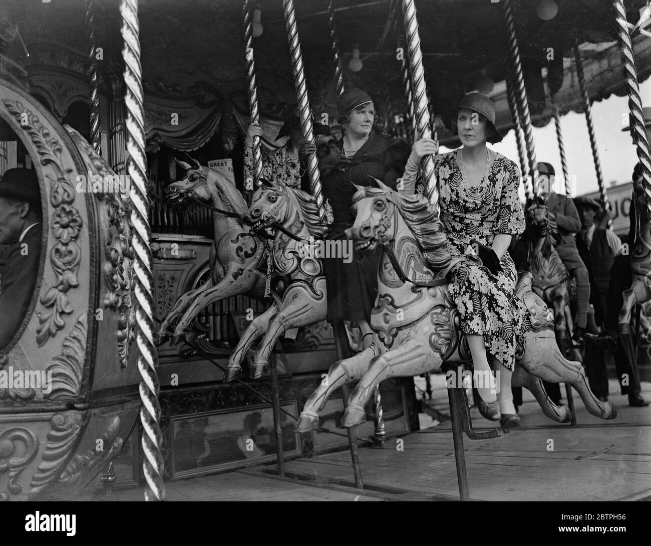 Lady Diana Cooper . Lady Diana sur un rond-point à la grande foire de campagne aux Jardins botaniques royaux , Regents Park , Londres , qu'elle a ouvert . 30 juillet 1932 Banque D'Images