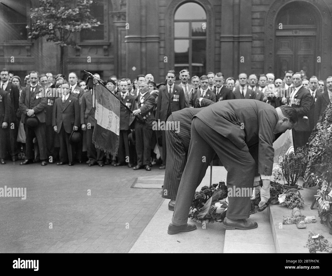 Les anciens combattants français visitent Londres . 550 anciens combattants français de guerre et leurs épouses ont passé dimanche à Londres , visitant des lieux d'intérêt . M Berard portant une couronne au nom des anciens militaires français au Cenotaph . 14 août 1932 Banque D'Images