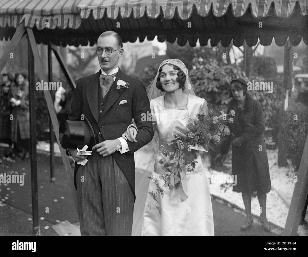Le mariage de M. Richard S Pardee Watney de Hampstead et de Mlle Kathleen de St Helens . L'île de Wight , a eu lieu à l'église St Lukes , Hampstead , Londres . La mariée et le marié quittant l'église après la cérémonie . 11 février 1932 Banque D'Images