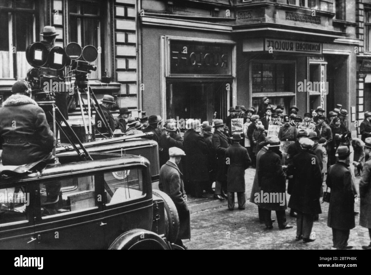 Les élections présidentielles allemandes . Des foules attendent devant le bureau de vote de la Kanonierstrasse , Berlin , pour observer les ministres quitter le cabinet après avoir enregistré leurs votes aux élections présidentielles allemandes . Le maréchal von Hindenburg a échoué par une étroite marge à obtenir une majorité claire sur les votes combinés de ses quatre opposants et ainsi devenir président à nouveau . Un autre sondage sera effectué le 10 avril . 15 mars 1932 Banque D'Images