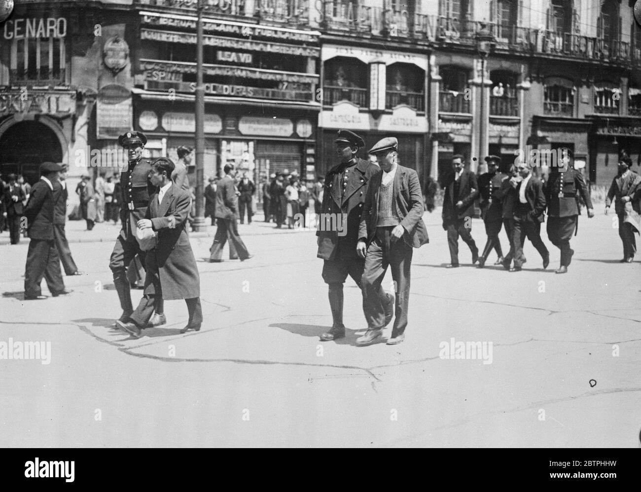 Émeutiers arrêtés à Madrid . Plusieurs arrestations ont eu lieu lors d'émeutes à Madrid , où des policiers ont été appelés pour faire face à la perturbation . La police escorte les émeutiers arrêtés à une camionnette de police . 6 mai 1932 Banque D'Images