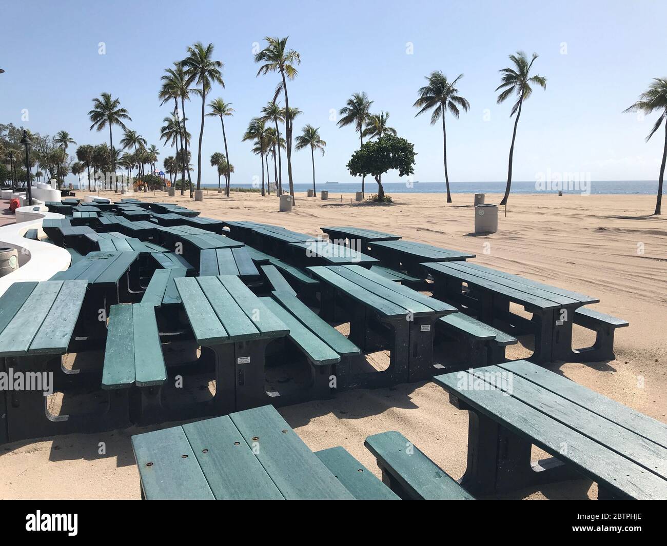Tables de pique-nique empilées sur la plage fermée en raison de Covid Banque D'Images